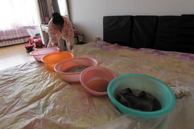 镇宁楼上漏水，住户失联，小区没物管，业主维权难！律师来支招……
